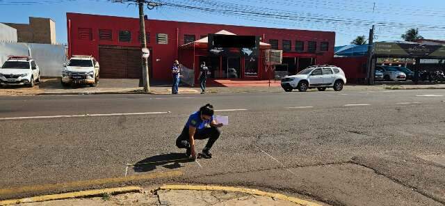 Per&iacute;cia bloqueia rua para fechar laudo de acidente que arrancou perna de mulher