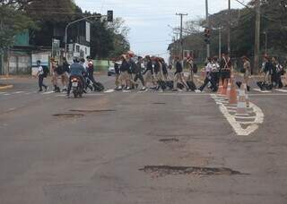 Motoristas acumulam pneus estourados e prejuízos em ruas da região militar Motoristas acumulam pneus estourados e prejuízos em ruas da região militar