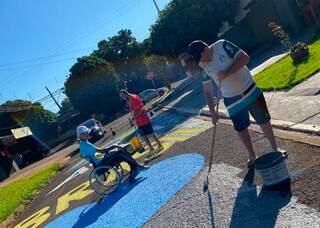 Canarinho boladão e caramelo zoeiro: vizinhos pintam 150 m de rua Canarinho boladão e caramelo zoeiro: vizinhos pintam 150 m de rua