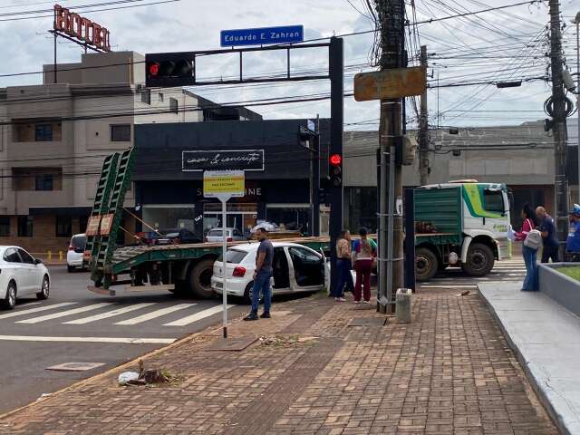 Carreta prensa carro de aplicativo e fecha trecho da Avenida Zahran