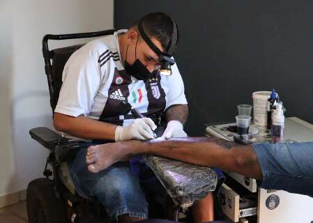 Cadeira de rodas virou apelido, mas nunca o impediu de ser tatuador