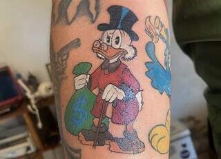 Cadeira de rodas virou apelido, mas nunca o impediu de ser tatuador Cadeira de rodas virou apelido, mas nunca o impediu de ser tatuador