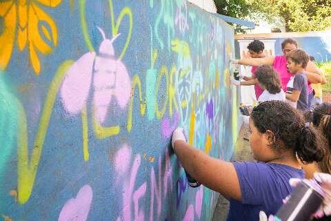Projeto leva graffiti para escolas e ONG com oficinas para a meninada 