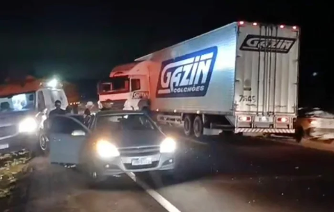 Colis&atilde;o entre ambul&acirc;ncia, carreta e carro deixa 12 feridos na BR-163