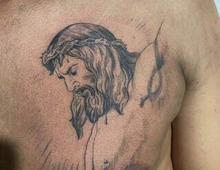 Cadeira de rodas virou apelido, mas nunca o impediu de ser tatuador Cadeira de rodas virou apelido, mas nunca o impediu de ser tatuador