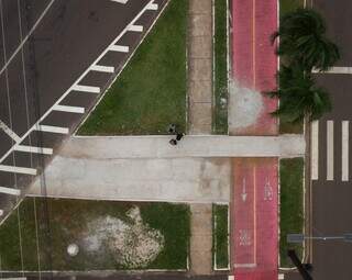 Passarela alta interrompe trecho e empurra ciclistas para Duque de Caxias Passarela alta interrompe trecho e empurra ciclistas para Duque de Caxias