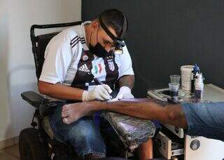 Cadeira de rodas virou apelido, mas nunca o impediu de ser tatuador