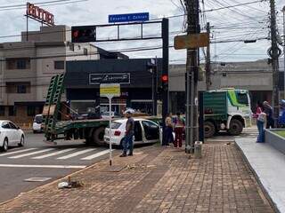 Carreta prensa carro de aplicativo e fecha trecho da Avenida Zahran Carreta prensa carro de aplicativo e fecha trecho da Avenida Zahran