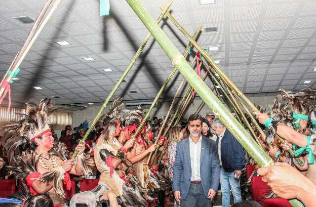 Em MS, MEC promete bolsa para ind&iacute;genas conclu&iacute;rem curso com dignidade