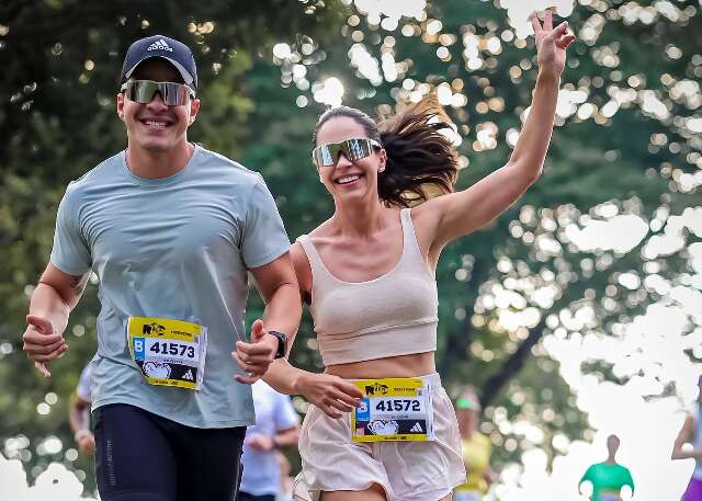 Quem treina junto cresce junto e casal usa corrida para cuidar do amor