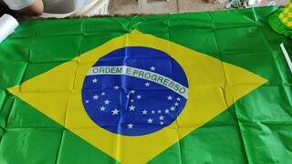 Com bandeirinhas do Brasil a R$ 5, bazar arrecada recursos para projeto infantil