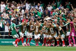 &Aacute;rbitro brasileiro expulsa 3 e M&eacute;xico vence &Aacute;frica do Sul na abertura da Copa
