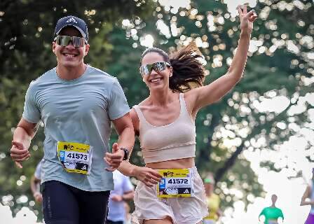 Quem treina junto cresce junto e casal usa corrida para cuidar do amor
