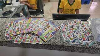 Crian&ccedil;as esquecem por instantes a interna&ccedil;&atilde;o com figurinhas da Copa 