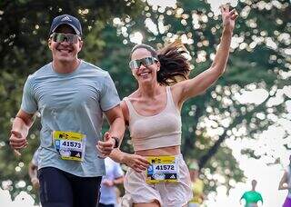 Quem treina junto cresce junto: casal usa corrida para cuidar do amor