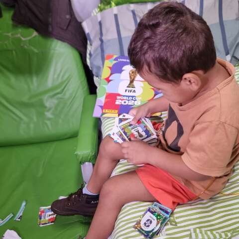 Crian&ccedil;as esquecem por instantes a interna&ccedil;&atilde;o com figurinhas da Copa 