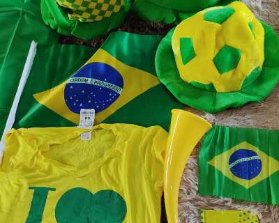 Com bandeirinhas do Brasil a R$ 5, bazar arrecada recursos para projeto infantil