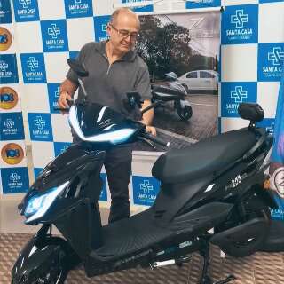 Passagens pela UTI levam empres&aacute;rio a doar scooter para hospital