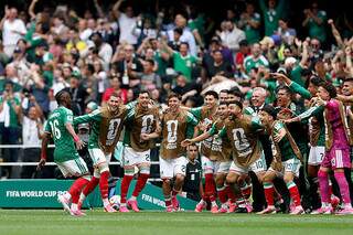 Árbitro brasileiro expulsa 3 e México vence África do Sul na abertura da Copa Árbitro brasileiro expulsa 3 e México vence África do Sul na abertura da Copa