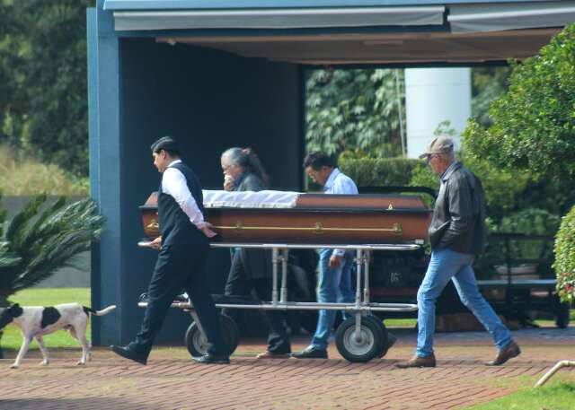 Personal espancado e dopado com insulina &eacute; sepultado ao som de &ldquo;Hallelujah&rdquo;