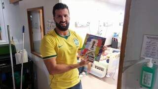 Crian&ccedil;as esquecem por instantes a interna&ccedil;&atilde;o com figurinhas da Copa 