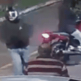Ap&oacute;s roubo, ladr&atilde;o grava v&iacute;deo dirigindo carro da v&iacute;tima e acaba preso