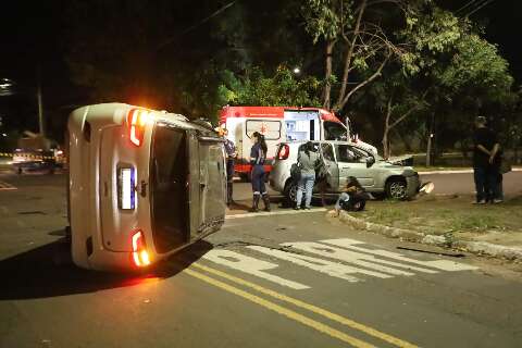 Jeep capota ao avan&ccedil;ar preferencial e ser atingido por Fiat Uno em cruzamento