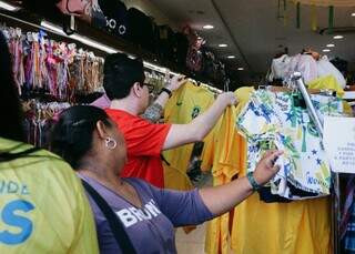 Com camisetas de R$ 10 a R$ 449, ainda dá tempo de montar o "look" para a Copa Com camisetas de R$ 10 a R$ 449, ainda dá tempo de montar o "look" para a Copa
