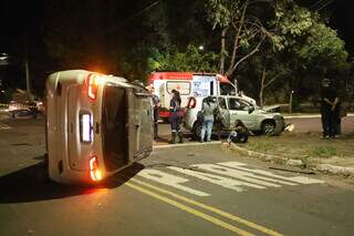 Jeep capota ao avançar preferencial e ser atingido por Fiat Uno em cruzamento Jeep capota ao avançar preferencial e ser atingido por Fiat Uno em cruzamento