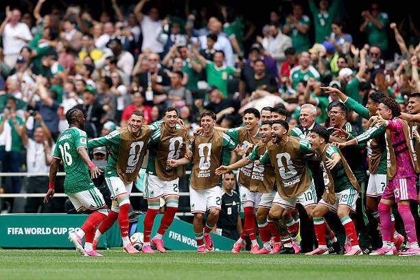 &Aacute;rbitro brasileiro expulsa 3 e M&eacute;xico vence &Aacute;frica do Sul na abertura da Copa