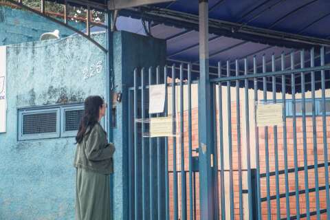 Estagi&aacute;ria d&aacute; com a &ldquo;cara na porta&rdquo; em dia de paralisa&ccedil;&atilde;o de professores 