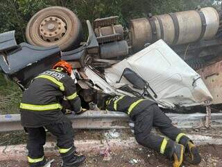 Motorista morre preso às ferragens após carreta tombar em rotatória Motorista morre preso às ferragens após carreta tombar em rotatória