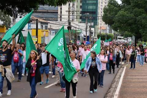 Professores municipais saem &agrave;s ruas para reivindicar reajuste de 5,4%