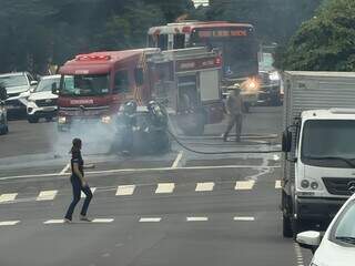 Veículo sofre pane, pega fogo e é destruído pelas chamas em cruzamento Veículo sofre pane, pega fogo e é destruído pelas chamas em cruzamento