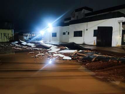 Muro de delegacia cede durante obras em terreno vizinho
