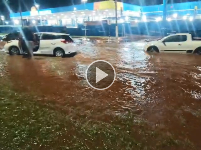 Temporal alaga Gunter Hans em frente a atacadista e trava tr&acirc;nsito