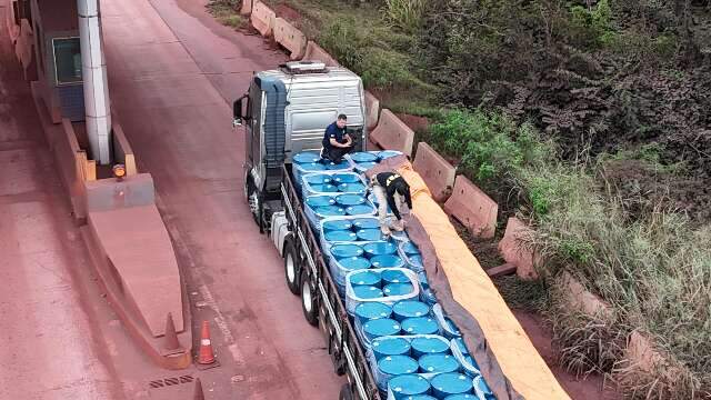 Opera&ccedil;&atilde;o apreende 20 toneladas de solvente usado para refinar coca&iacute;na