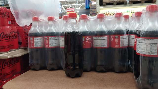 Furtos de figurinhas levam Coca-Cola a trocar garrafas da Copa