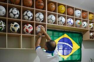 Wilson levou 3 anos para completar a cole&ccedil;&atilde;o de bolas de todas as Copas