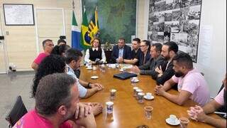 Prefeita promete enviar nova proposta com reajuste de 5,4% para professores Prefeita promete enviar nova proposta com reajuste de 5,4% para professores