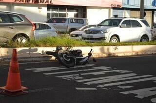 Motociclista fura sinal, atinge homem em patinete elétrico e complica trânsito Motociclista fura sinal, atinge homem em patinete elétrico e complica trânsito