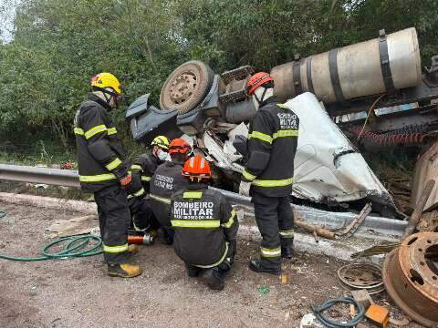 Motorista morre preso &agrave;s ferragens ap&oacute;s carreta tombar em rotat&oacute;ria