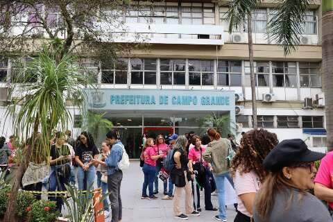 Prefeita recebe comiss&atilde;o de professores para discutir reivindica&ccedil;&atilde;o da categoria