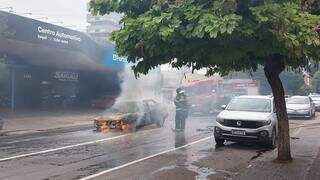 Veículo sofre pane, pega fogo e é destruído pelas chamas em cruzamento Veículo sofre pane, pega fogo e é destruído pelas chamas em cruzamento