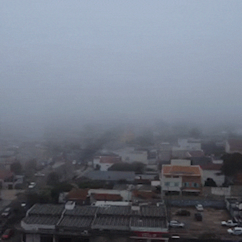 A poucos dias do inverno, forte nevoeiro transforma paisagem de Campo Grande
