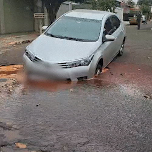 Cratera camuflada por po&ccedil;a d'&aacute;gua "engole" carro no Jardim dos Estados