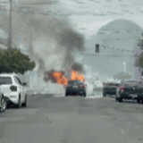 Ve&iacute;culo sofre pane, pega fogo e &eacute; destru&iacute;do pelas chamas em cruzamento
