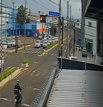 Motociclista fura sinal, atinge homem em patinete el&eacute;trico e complica tr&acirc;nsito