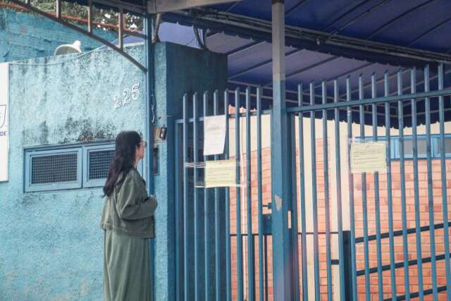 Estagi&aacute;ria d&aacute; com a &ldquo;cara na porta&rdquo; em dia de paralisa&ccedil;&atilde;o de professores 
