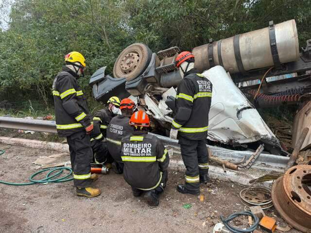 Motorista morre preso &agrave;s ferragens ap&oacute;s carreta tombar em rotat&oacute;ria